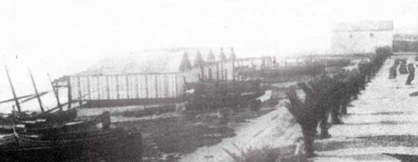 Al fondo, la caseta  de salvamento de Vilanova i la Geltrú, en el año 1889, recibió el nombre de Marina. 