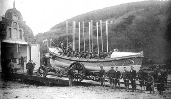 Caseta y bote de la Estación de Salvamento de Salcombe, Gran Bretaña, en el año  1869.