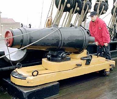 Carronada de 68 libras del castillo de estribor del HMS Victory.