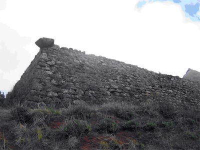 Foto n&ordm; 3. Parte muro de la fortaleza de Santa B&aacute;rbara.(FPV)