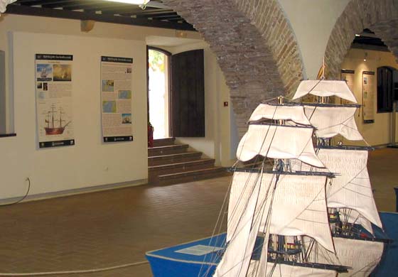 Carteles sobre navíos de la época
