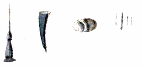 De izquierda a derecha: Alesna, chifle para la alesna, hilo y agujas.