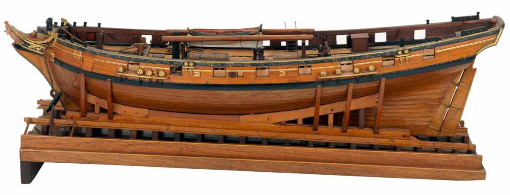 Modelo contemporáneo de casco completo del sloop "Swallow" (1779), un bergantín británico de 14 cañones y 226 toneladas de desplazamiento, parecido a las medidas del bergantín "Drake", que tenía 14 cañones nominales y 210 toneladas.