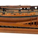 Apresamiento del bergantín corsario Drake (1799) Modelo contemporáneo de casco completo del sloop "Swallow" (1779), un bergantín británico de 14 cañones y 226 toneladas de desplazamiento, parecido a las medidas del bergantín "Drake", que tenía 14 cañones nominales y 210 toneladas.