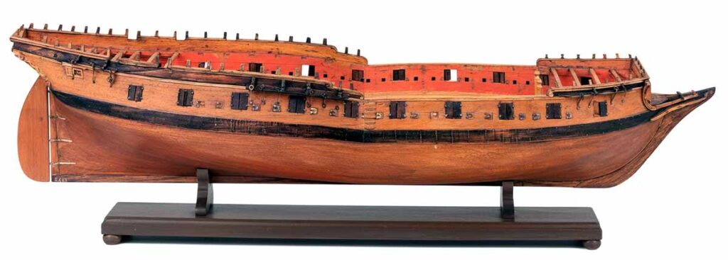 Modelo de arsenal del jabeque Aventurero, vista de través. Museo Naval de Madrid. Este modelo fue construido en el Arsenal de Cartagena y es idéntico al plano de la imagen anterior del sistema inglés de Jorge Juan, con algunos cambios como la redondeada pala del timón y las mesas de guarnición.