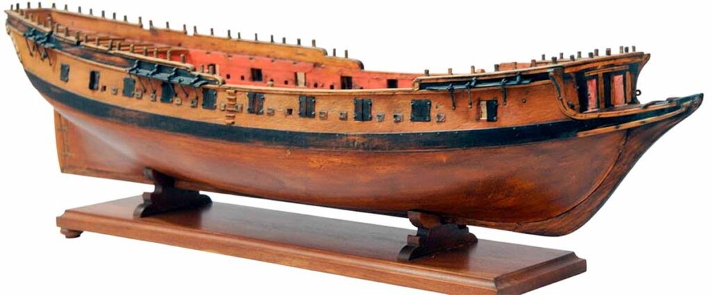 Vista por la amura de estribor del modelo de arsenal del jabeque Aventurero. Museo Naval de Madrid. A pesar de su estado, no deja de ser un modelo muy hermoso en sus líneas.