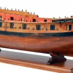 Vista por la amura de estribor del modelo de arsenal del jabeque Aventurero. Museo Naval de Madrid. A pesar de su estado, no deja de ser un modelo muy hermoso en sus líneas.