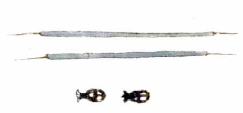 Arriba: Ligas. Abajo: Hebillas. Utensilios necesarios para ajustar medias y calzones.