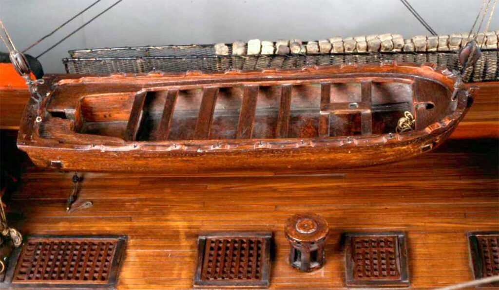 Izado de la lancha del modelo del navío Santa Ana. Imagen del Museo Naval de Madrid.