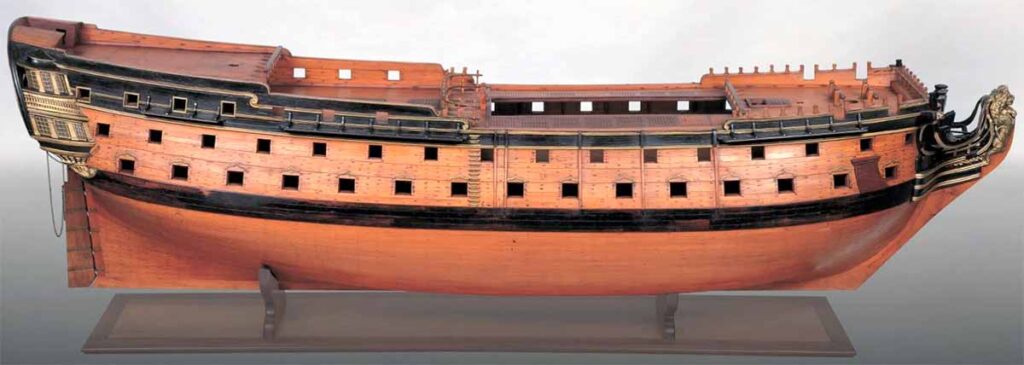 Vista de través del modelo de arsenal del navío San Vicente Ferrer. Imagen y modelo del Museo Naval de Madrid.