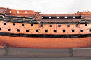 Vista de través del modelo de arsenal del navío San Vicente Ferrer. Imagen y modelo del Museo Naval de Madrid.