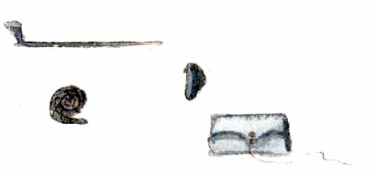 De arriba a abajo y de izquierda a derecha: Pipa, Tabaco, navaja para cortarlo y bolsa para guardarlo.