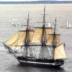 La fragata de 44 cañones USS Constitution navegando en solitario