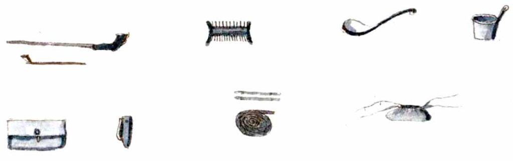 De izquierda a derecha primera fila: Pipas, peine, cuchara y taza o vaso de cuerno.
De izquierda a derecha segunda fila: Bolsa para el peine y tabaco, cuchillo o navaja para cortar el tabaco, cigarros y tabaco y bolsa para el dinero.